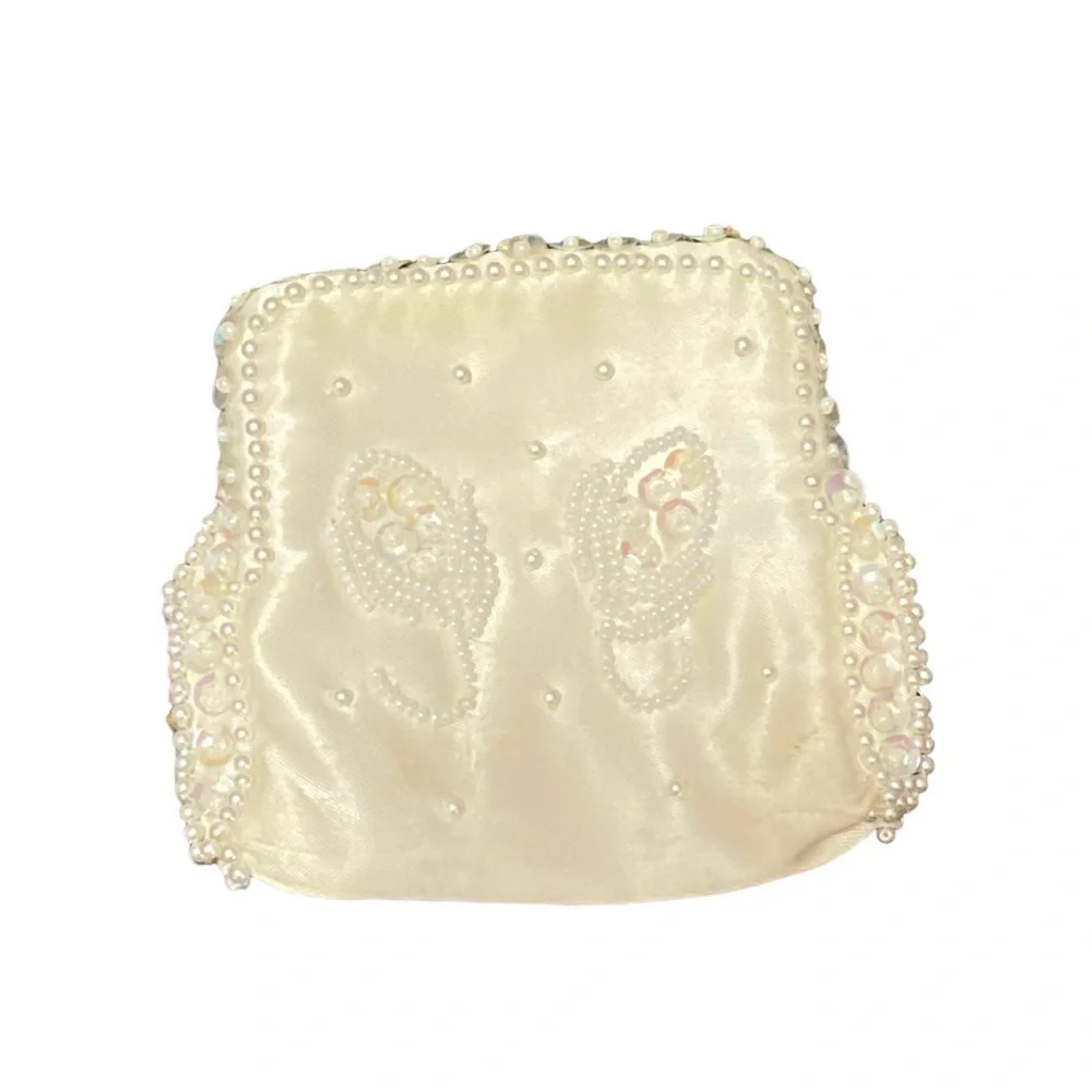 Vintage white satin beaded coin purse. UC.